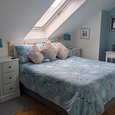 Village Life- Private Attic Suite - Living Room, Bedroom And Bathroom Newtown St Boswells エクステリア 写真