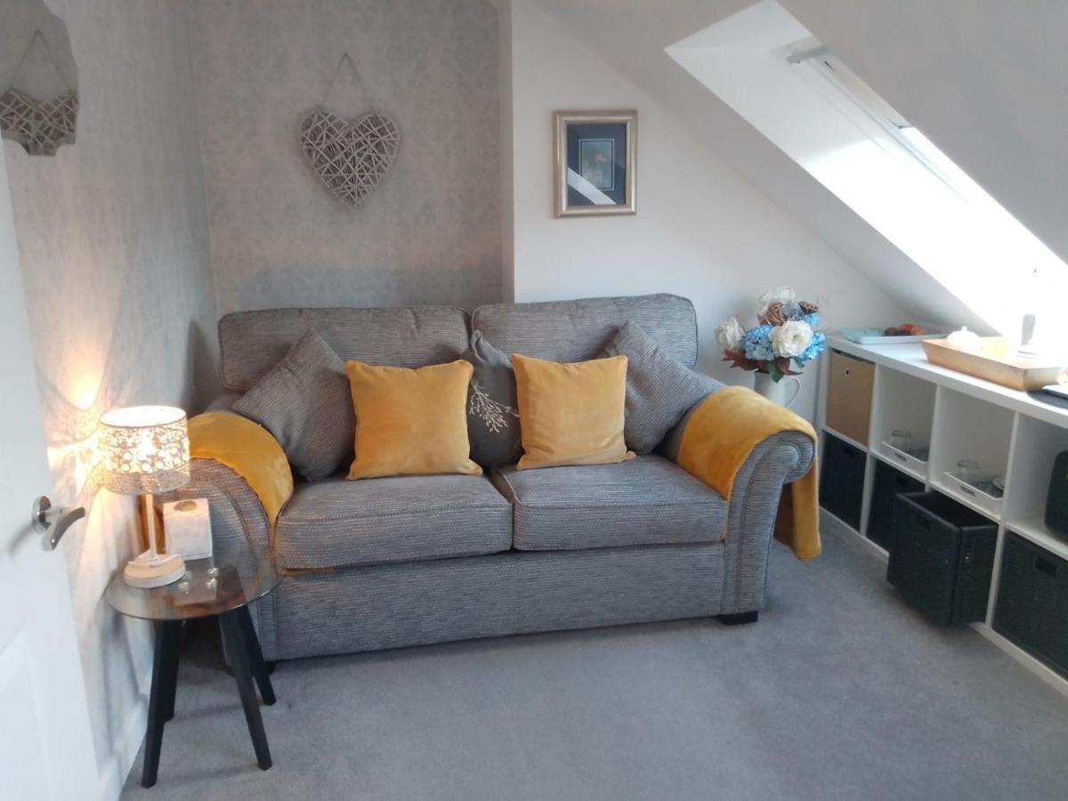 Village Life- Private Attic Suite - Living Room, Bedroom And Bathroom Newtown St Boswells エクステリア 写真